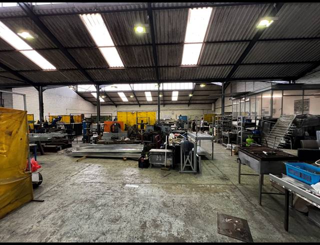 900M² WAREHOUSE FOR SALE IN PAROW EAST
